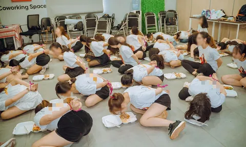 Clip hàng chục cô gái trói tay, chật vật nhoài người ăn cơm trong buổi tập huấn kinh doanh gây tranh cãi